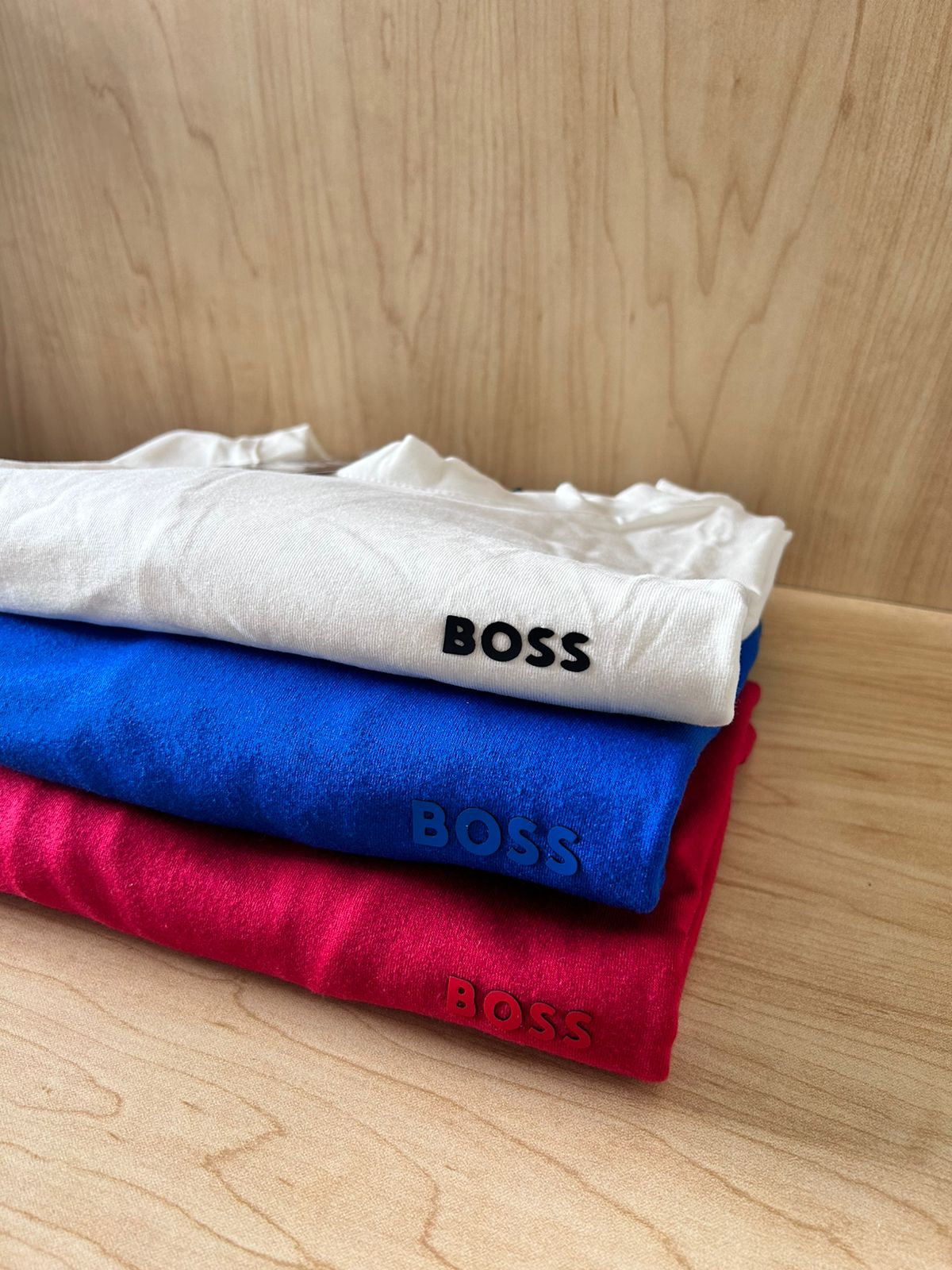 COMBO 5 CAMISETAS BOSS + PERFUME ASAD LATAFFA